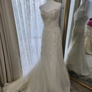 Elegant Strapless Lace Wedding Dress